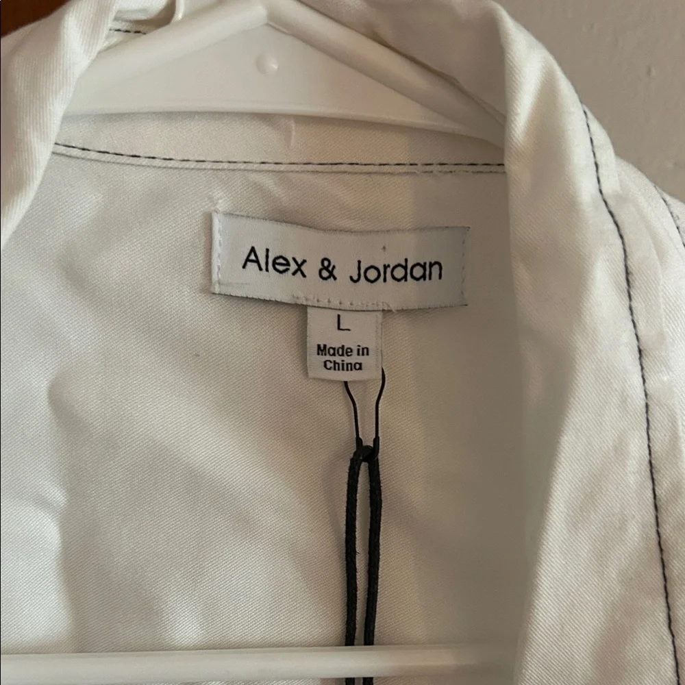 John + Jenn White Shirt with Black Buttons - Picture 3 of 3